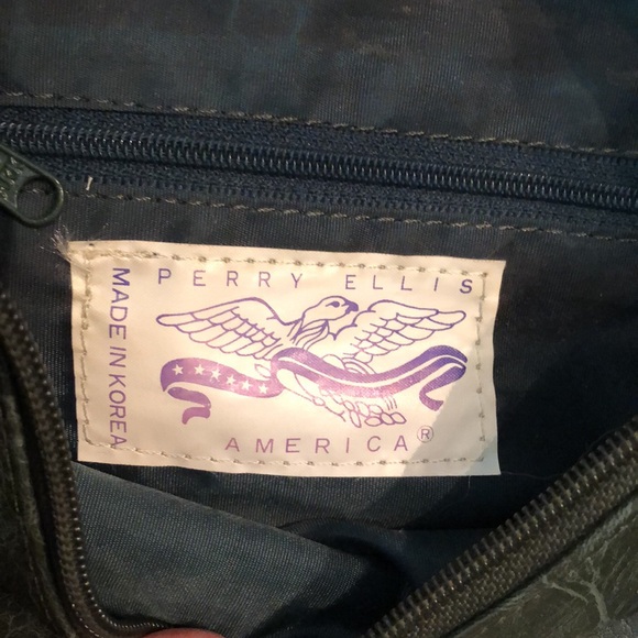 💚 Perry Ellis Vintage leather, goldtone logo medallion crossbody bag - Picture 8 of 12